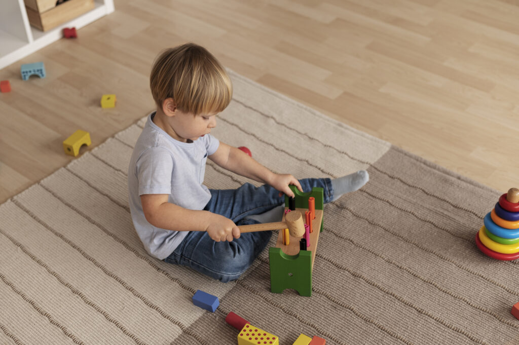 bambino-pavimento-giocattoli-giwa