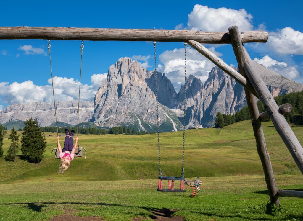 giwa-due-bambini-su-altalena-con-sfondo-montagne