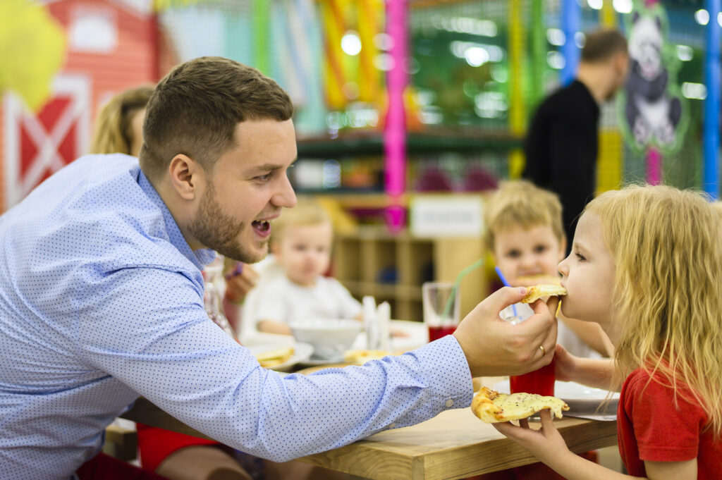 giwa-bambino-al-ristorante-con-papà